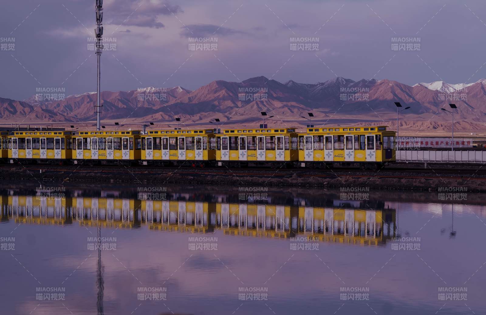 群山下的天空之镜图片