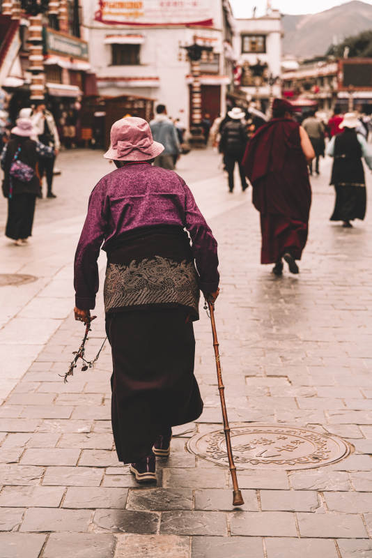 高原老妪行街景图片