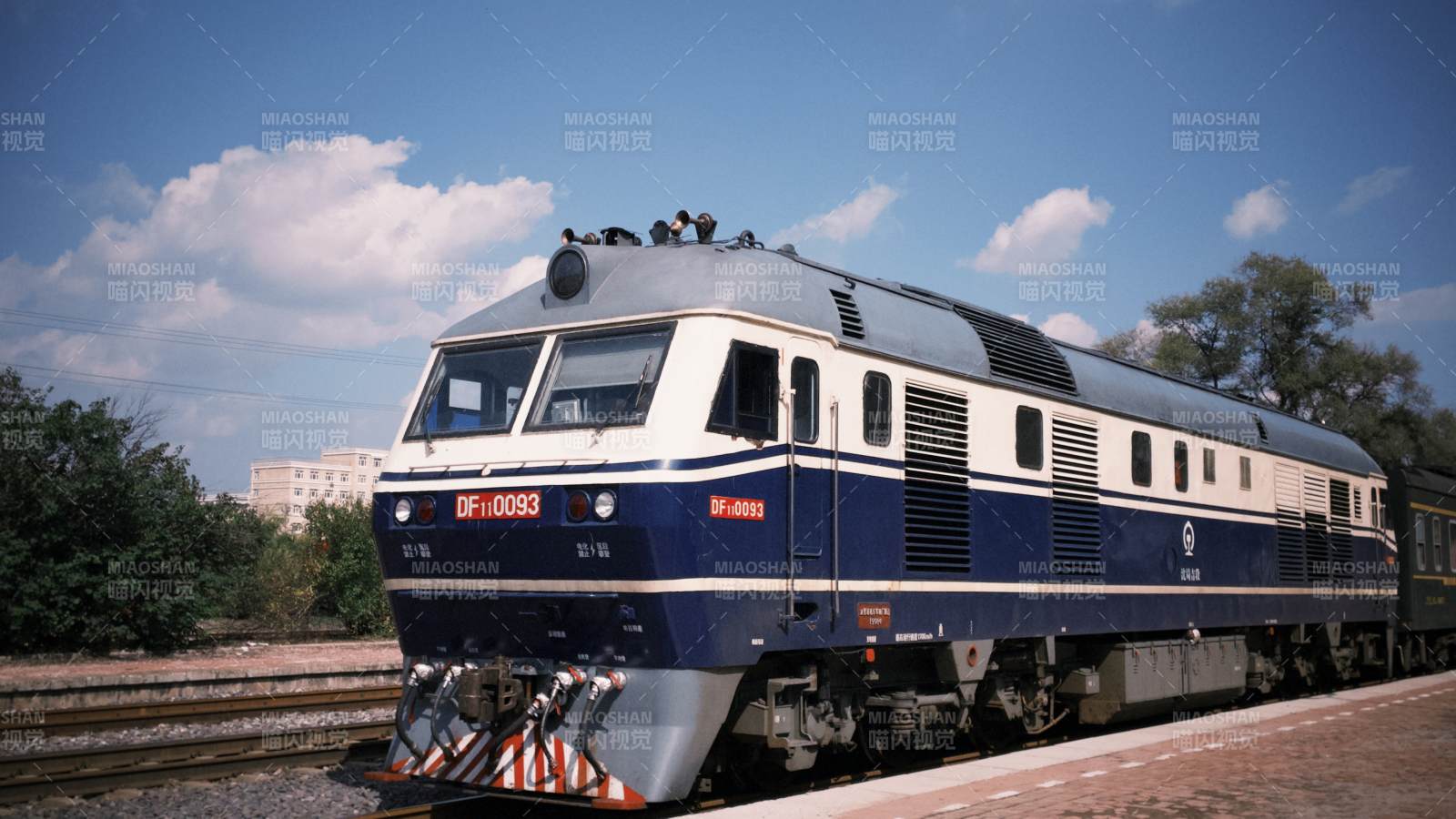 蓝色火车头停靠站台图片