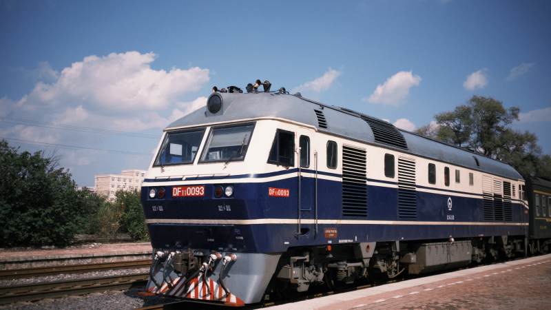 蓝色火车头停靠站台图片