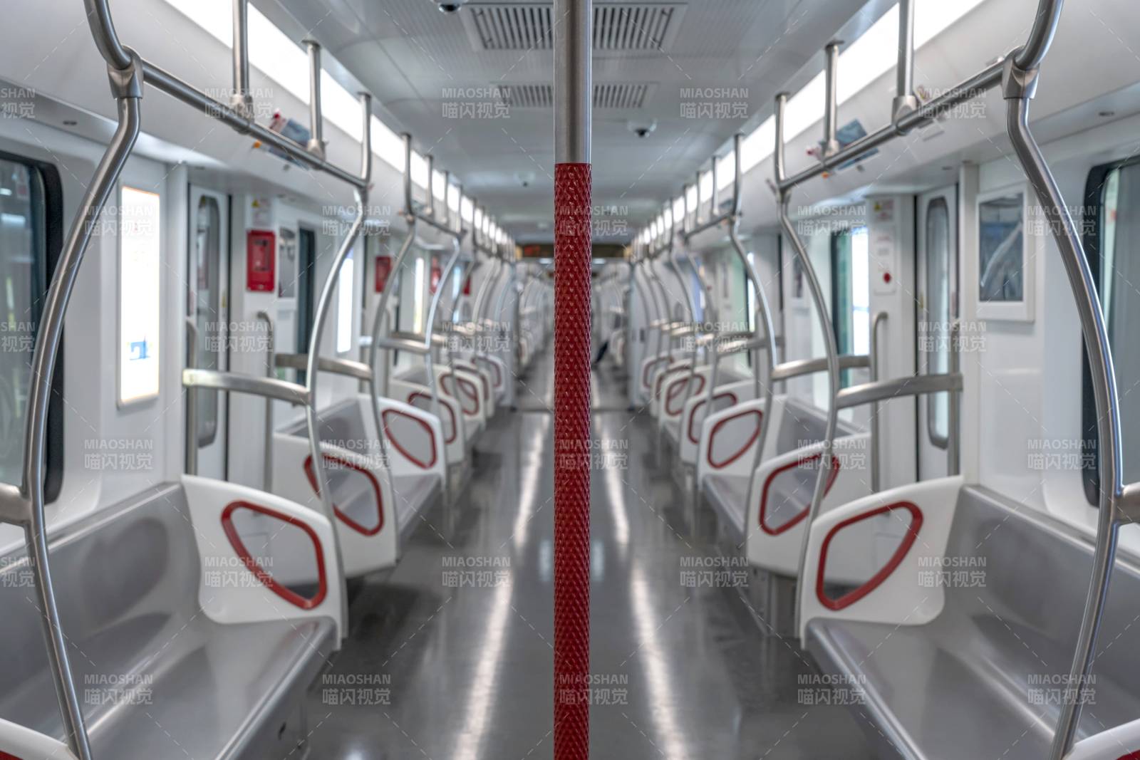 地铁车厢内部景象图片