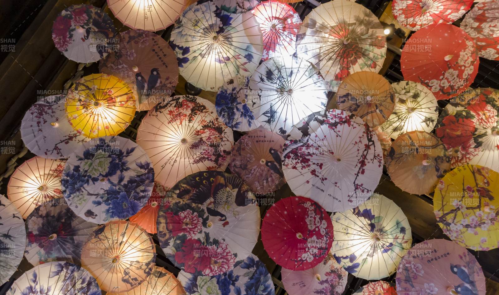 彩伞纷飞 美不胜收图片