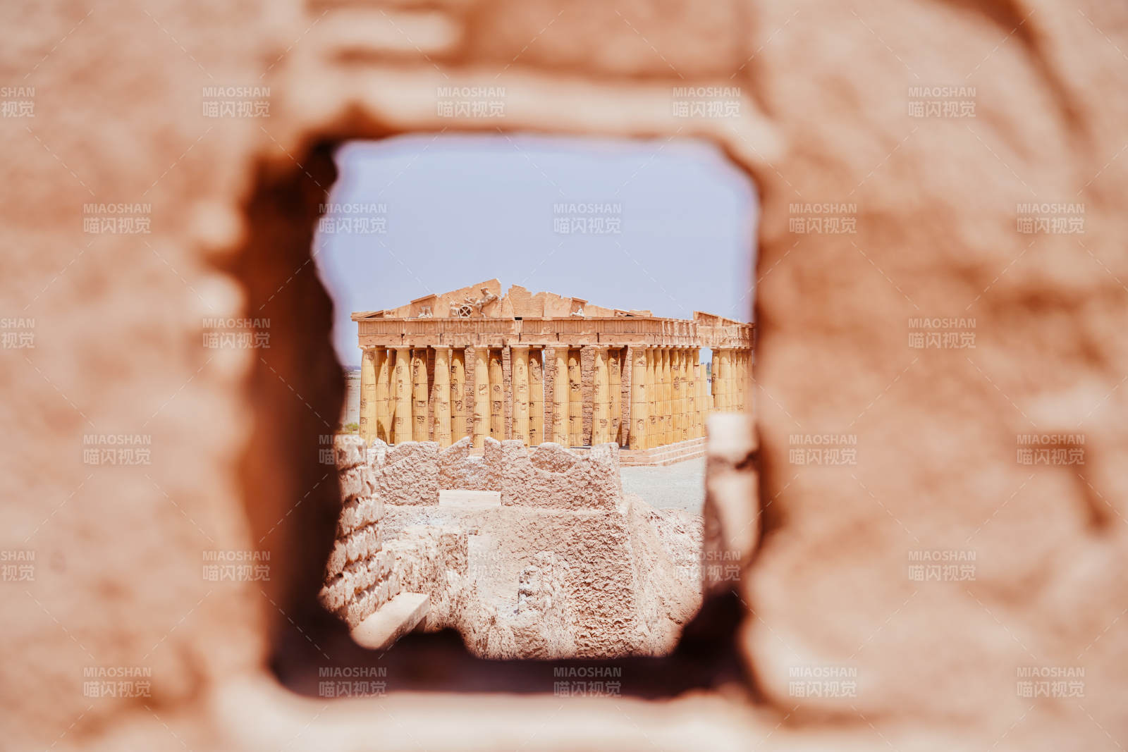 古迹透过石孔-敦煌图片