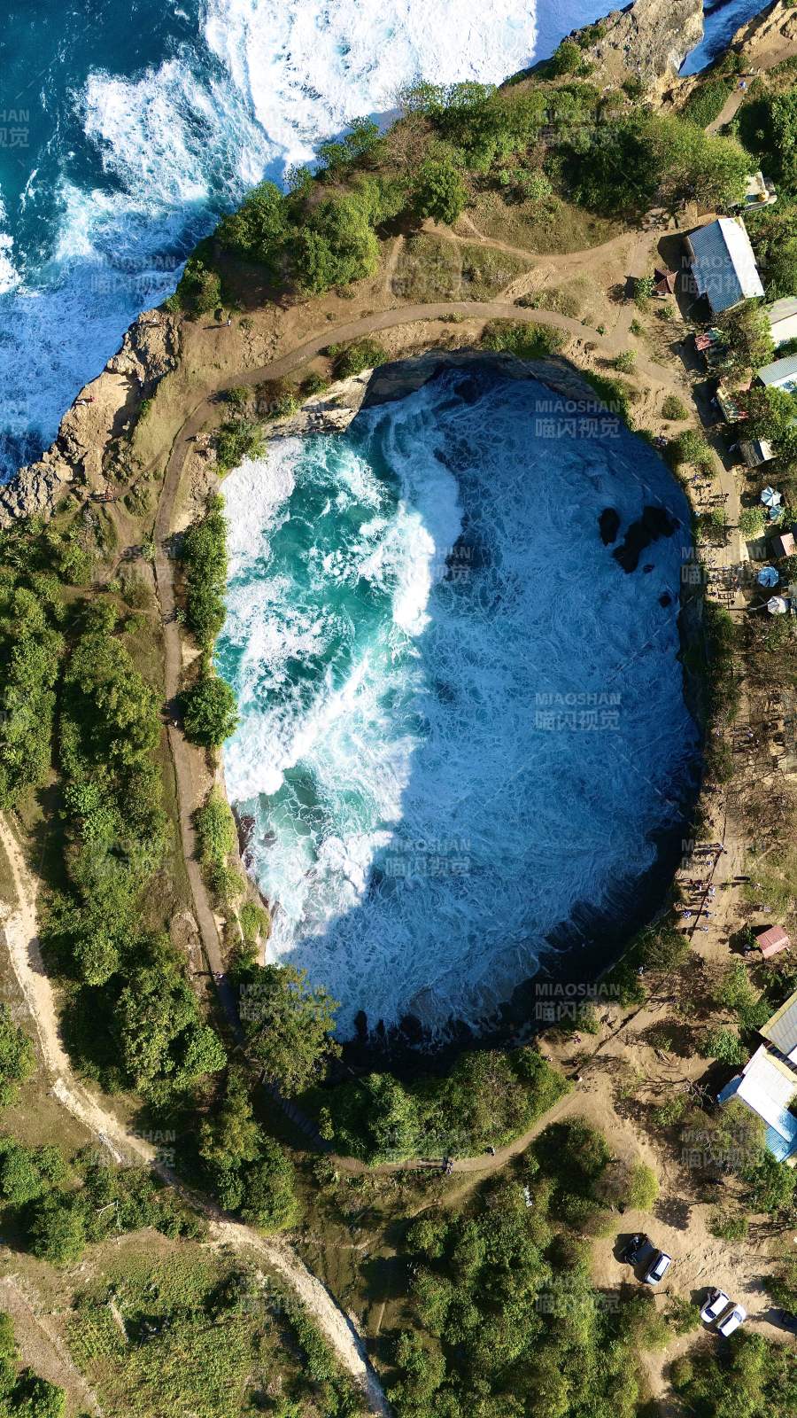 天然海蚀洞奇观-印尼图片