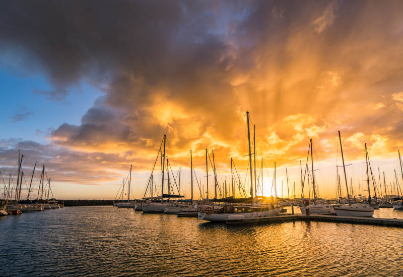 夕阳下的墨尔本st kilda码头帆影图片