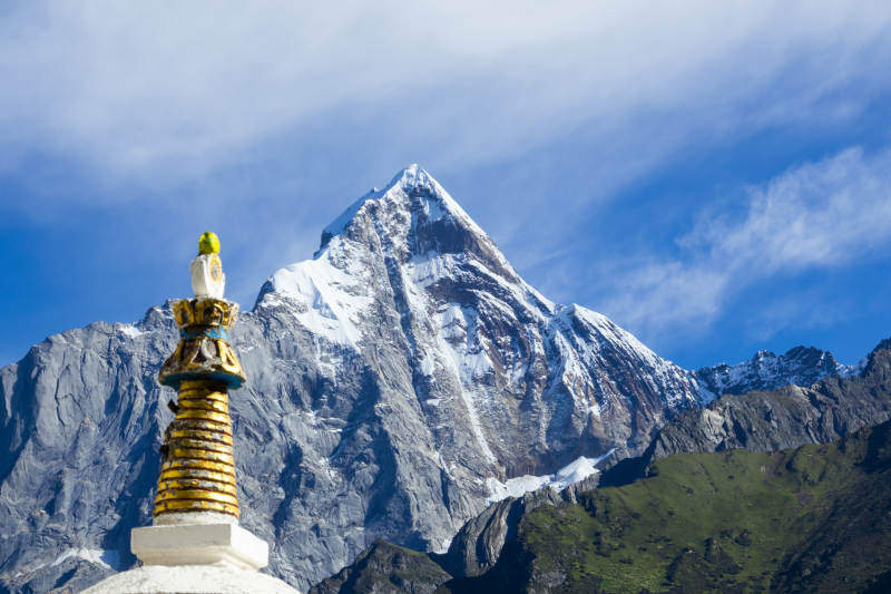 斯古拉寺与幺妹峰图片