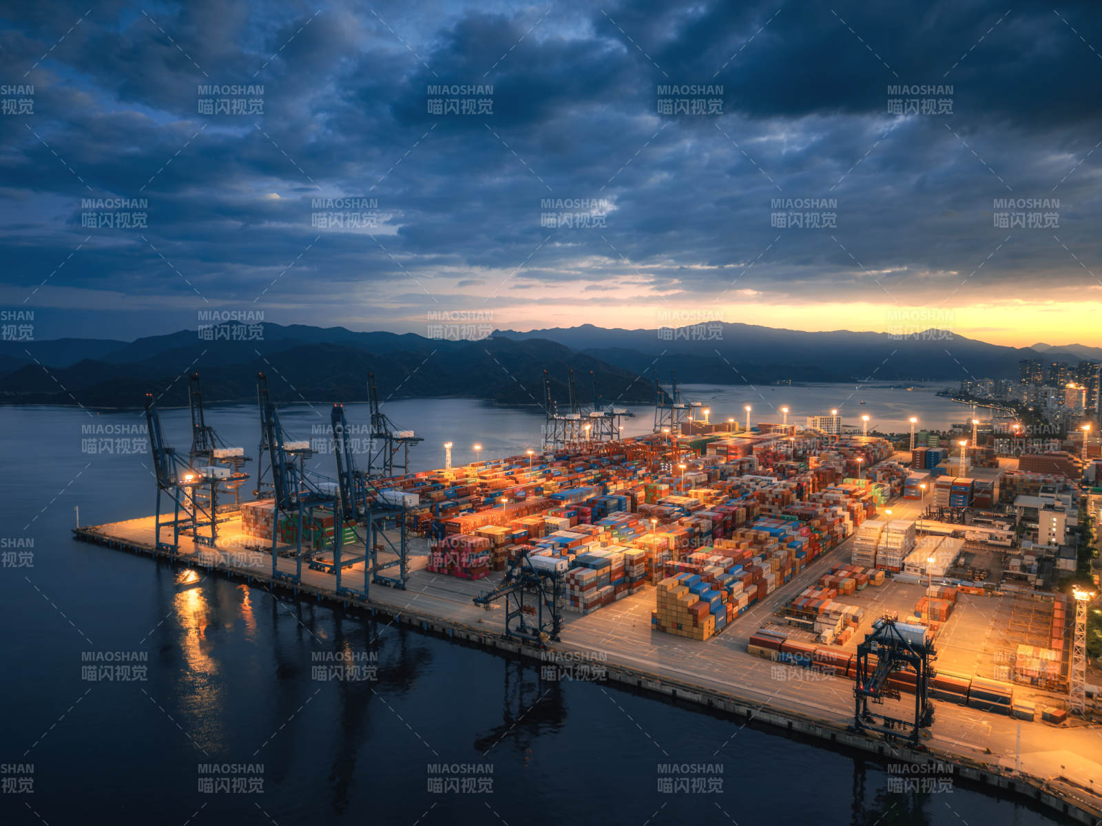 港口夜景繁忙图片