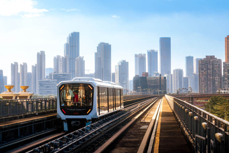 城市轻轨穿行天际图片