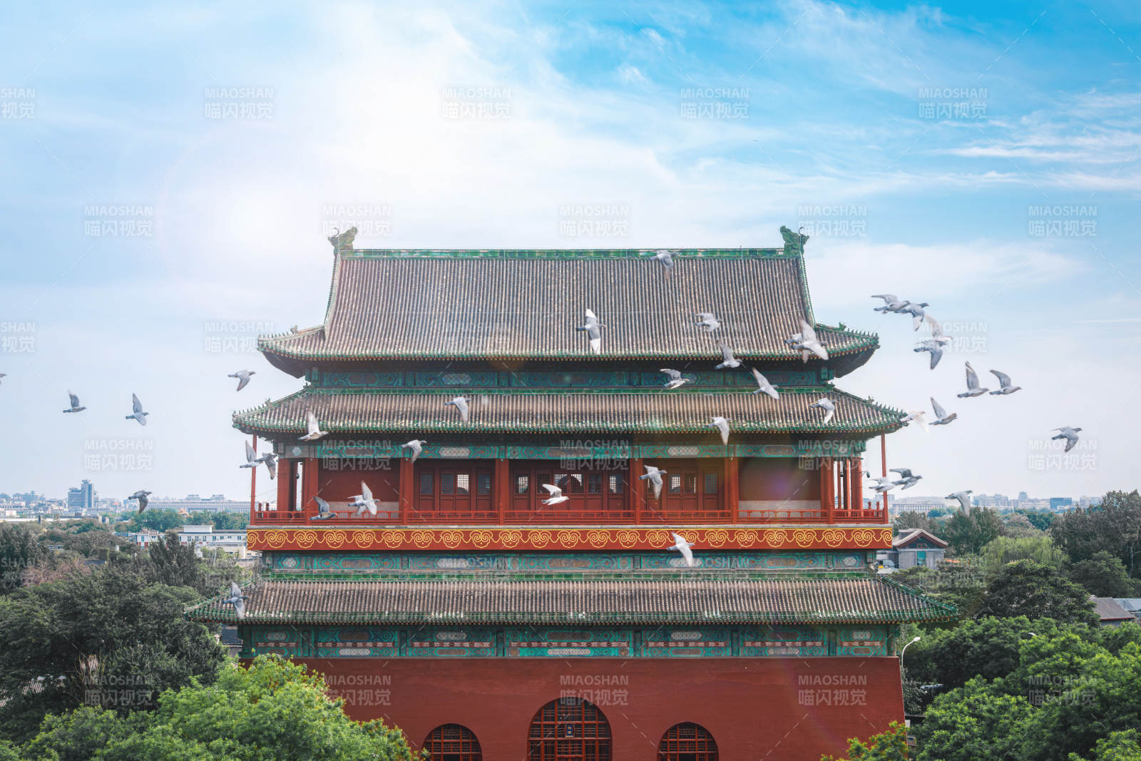 秋天阳光下中国北京古建筑钟鼓楼图片