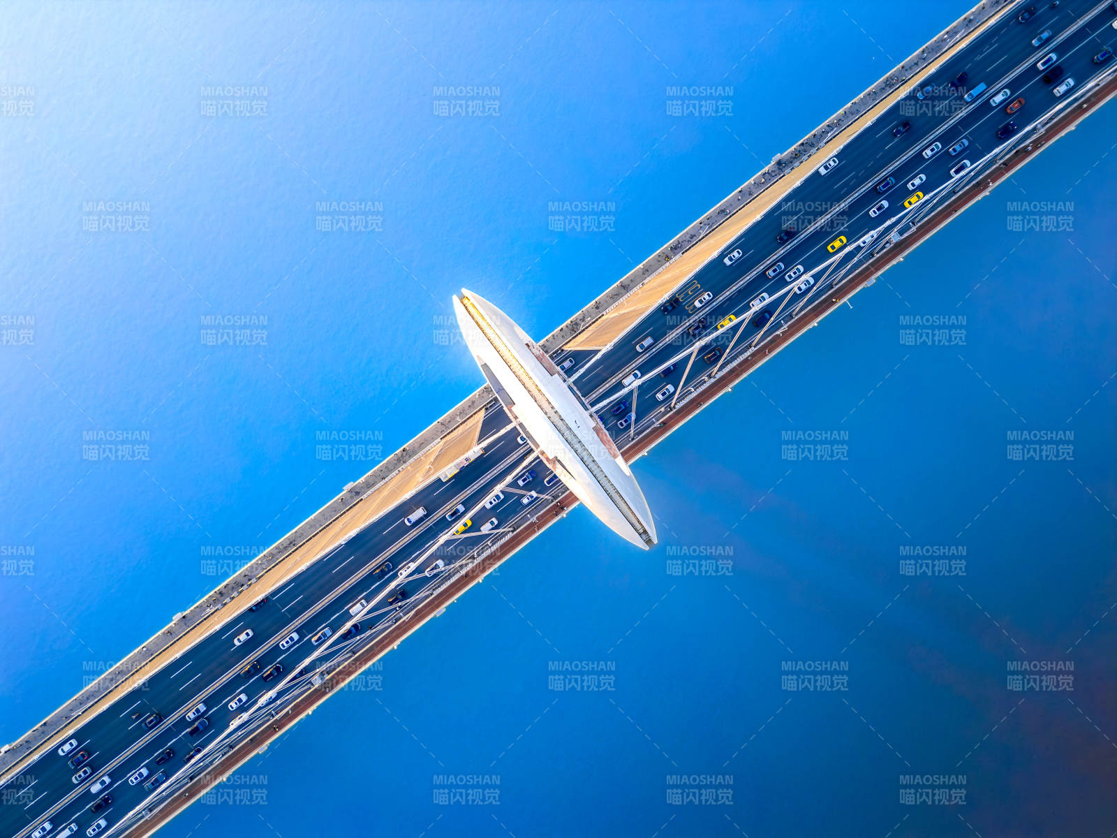 大桥上的飞碟图片