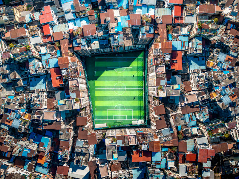 城市中的绿茵场图片