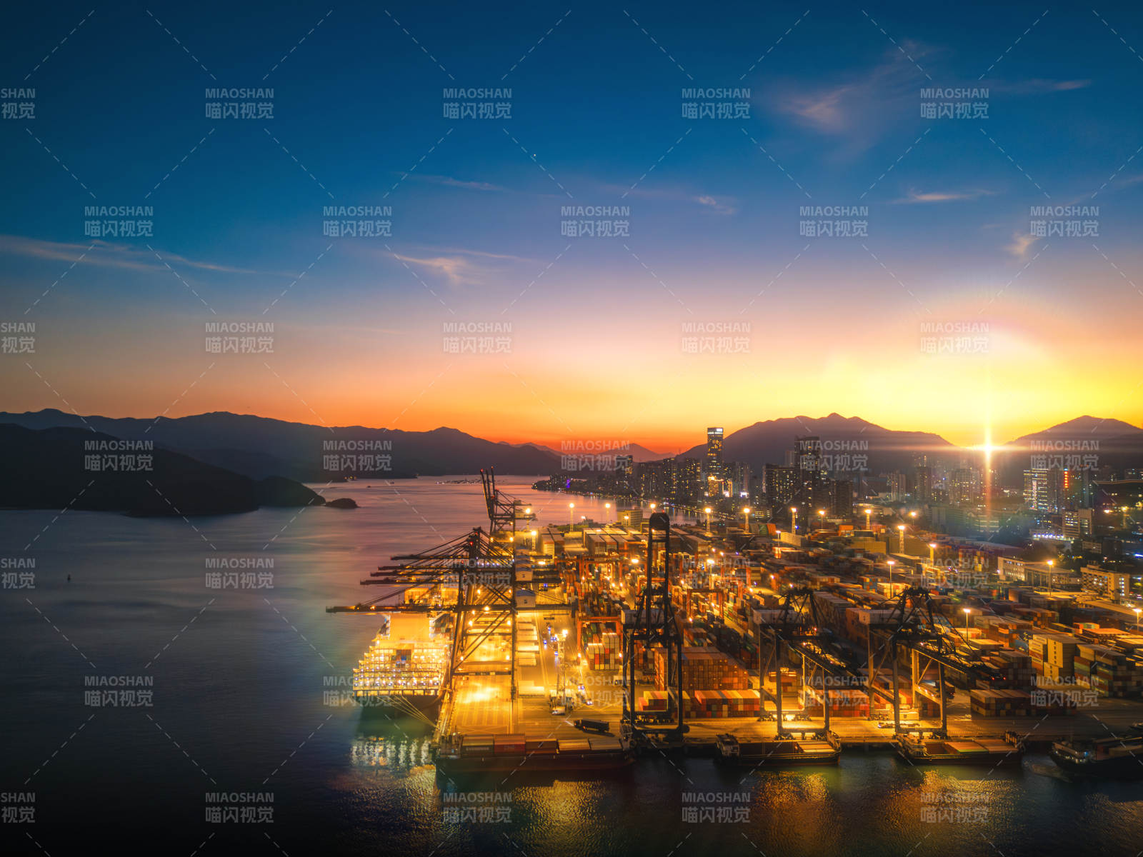 港湾夜景璀璨图片