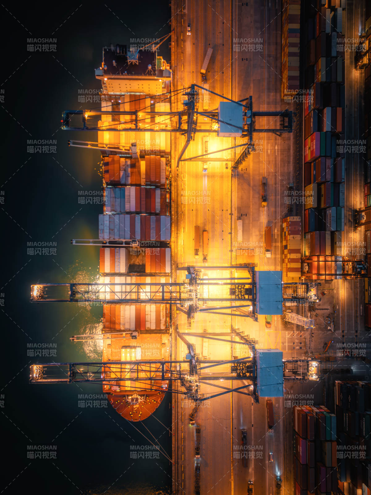 夜港集装箱装卸图片