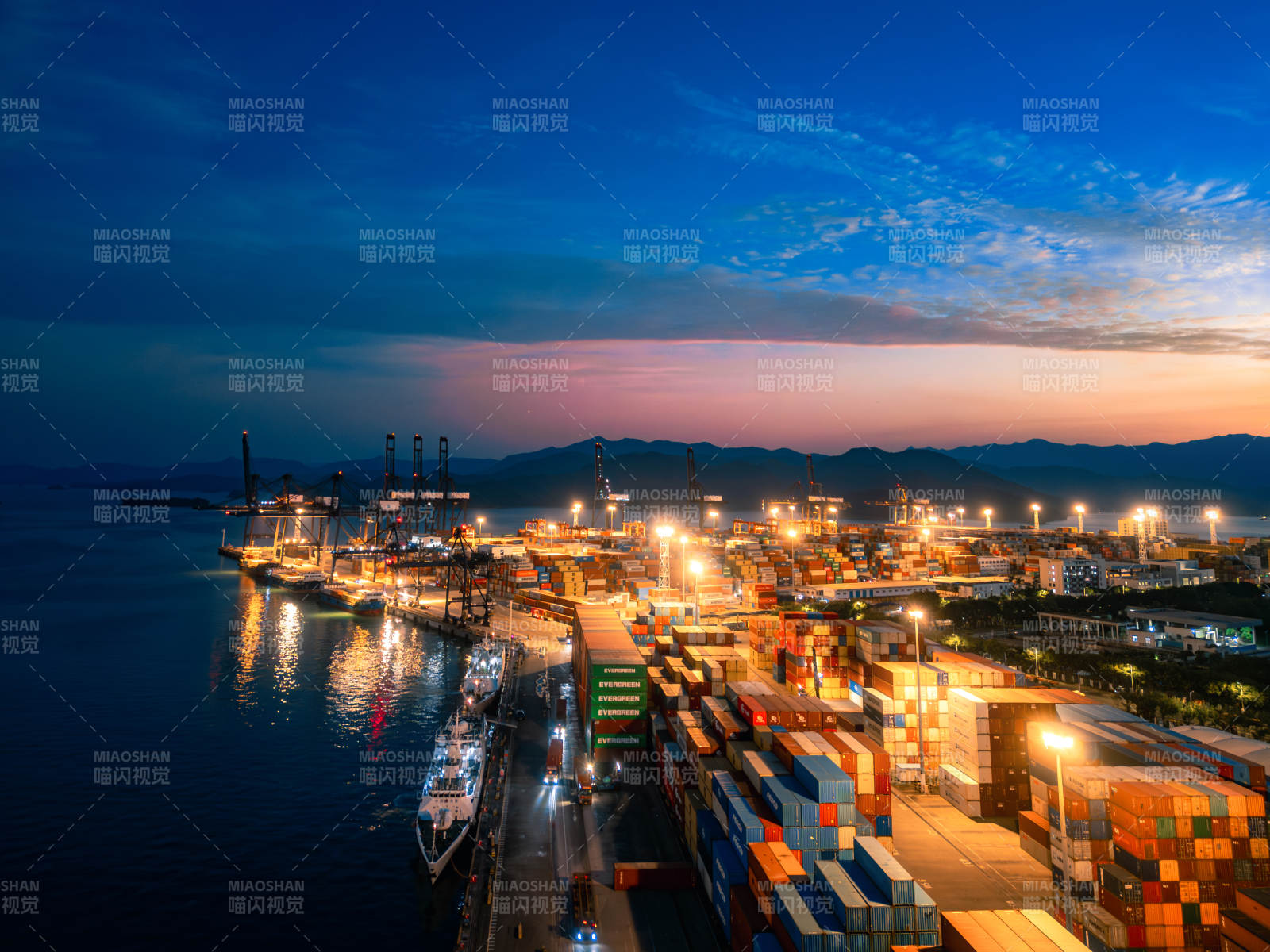 夜幕下的繁忙港口图片