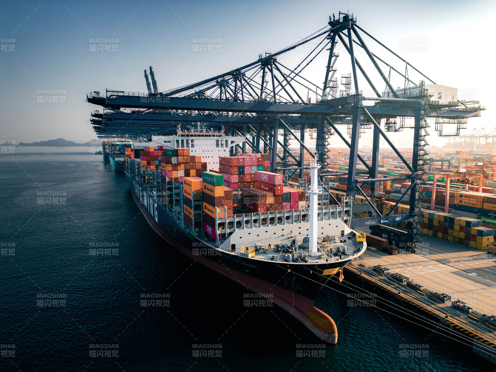 集装箱船靠港装卸图片