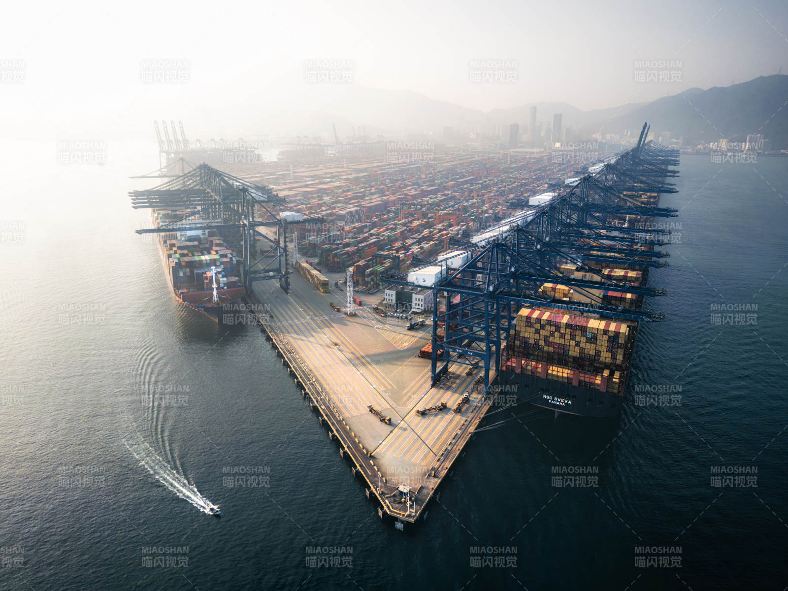 繁忙的集装箱港口图片