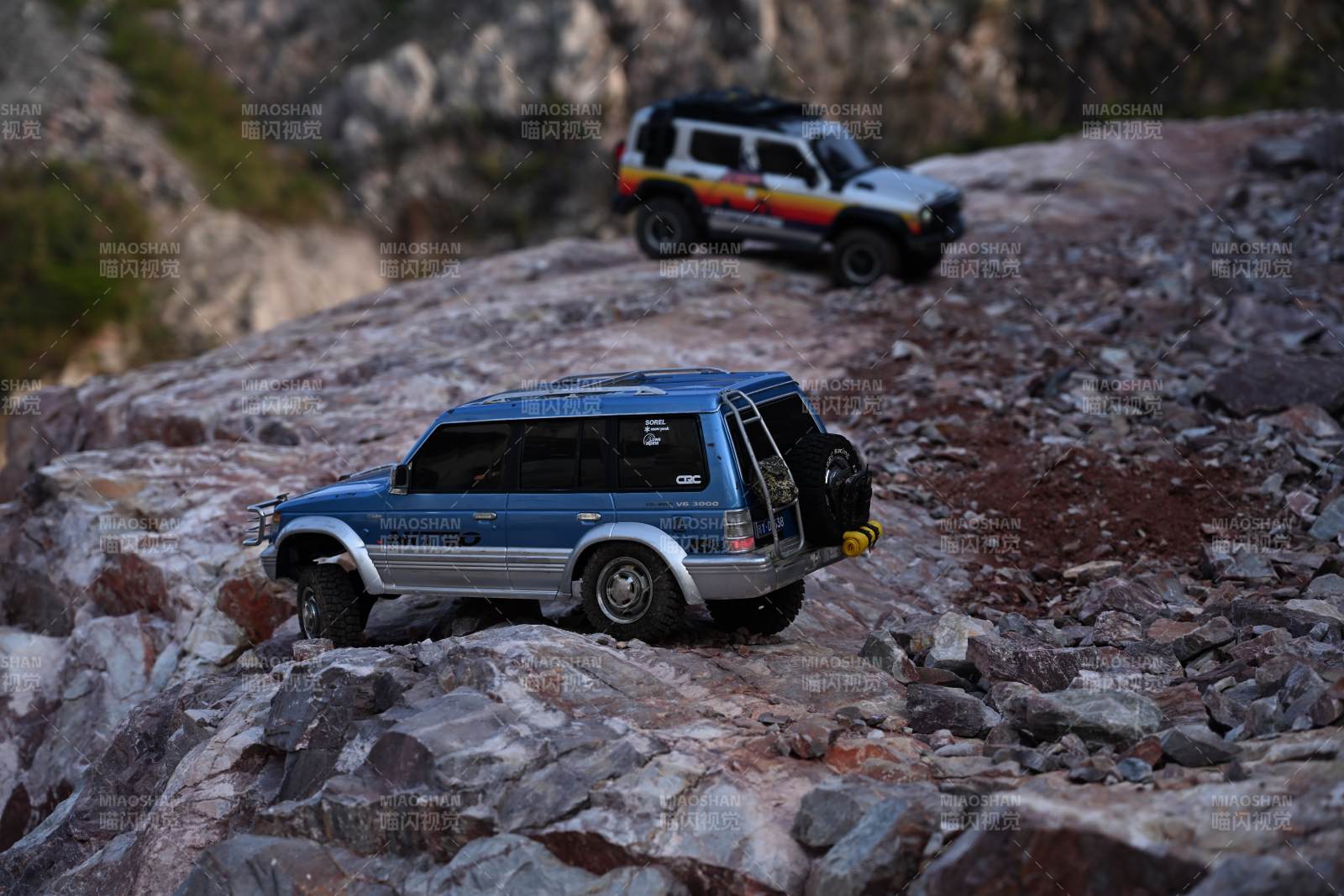 越野车攀岩挑战图片