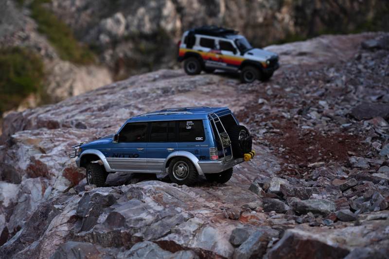 越野车攀岩挑战图片