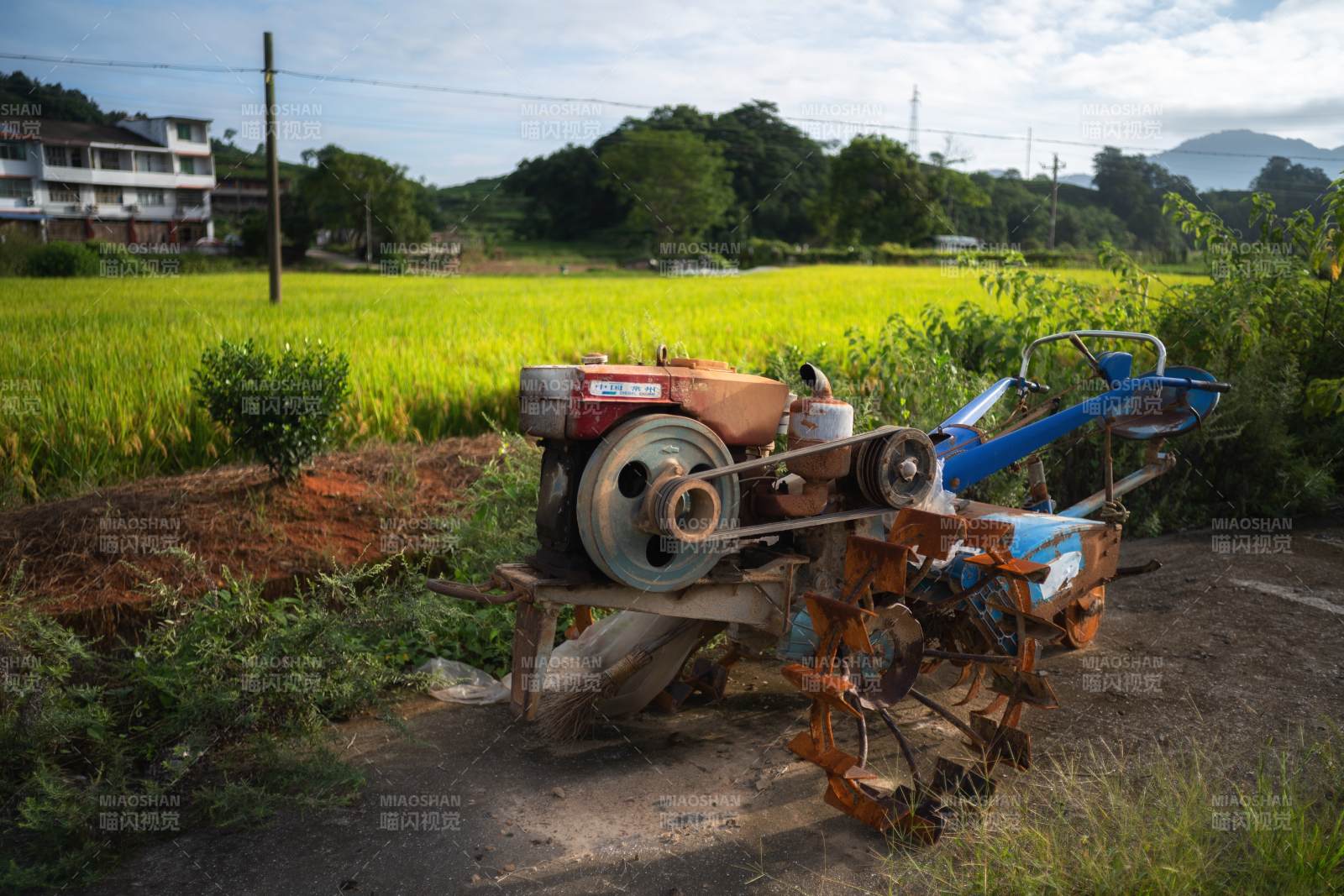 田间农用机械图片