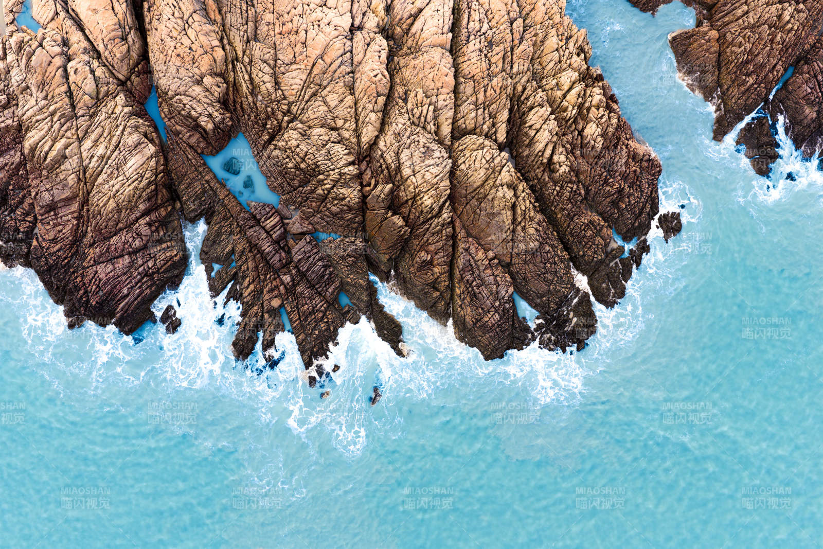 海岸岩壁与碧海图片