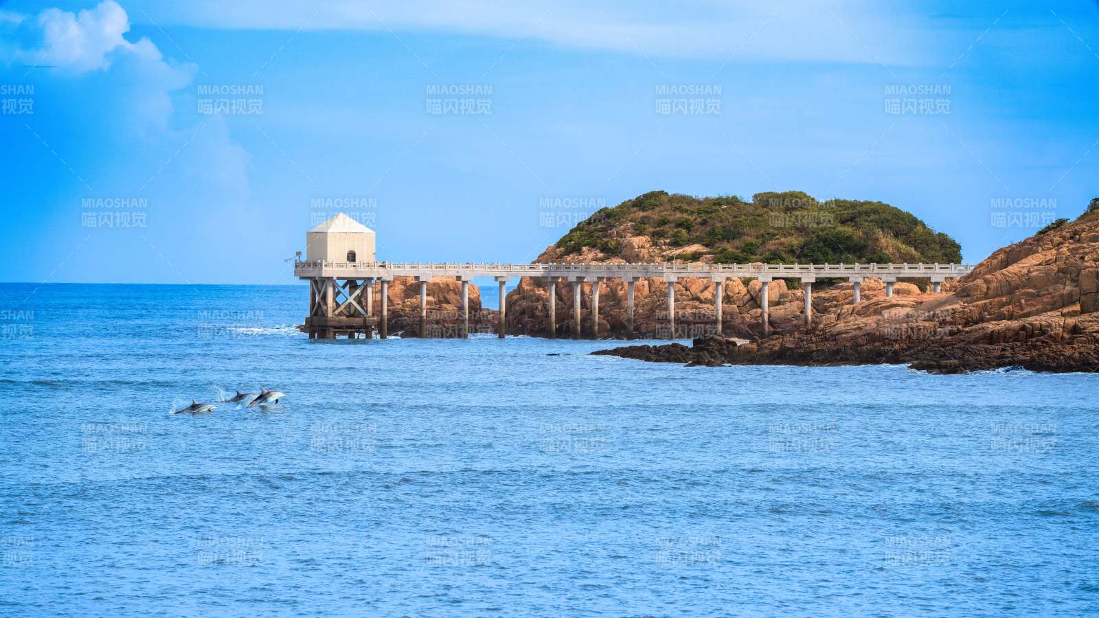 海中灯塔与岩石岛图片