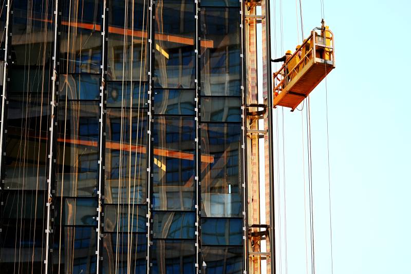 高楼施工中的工人图片