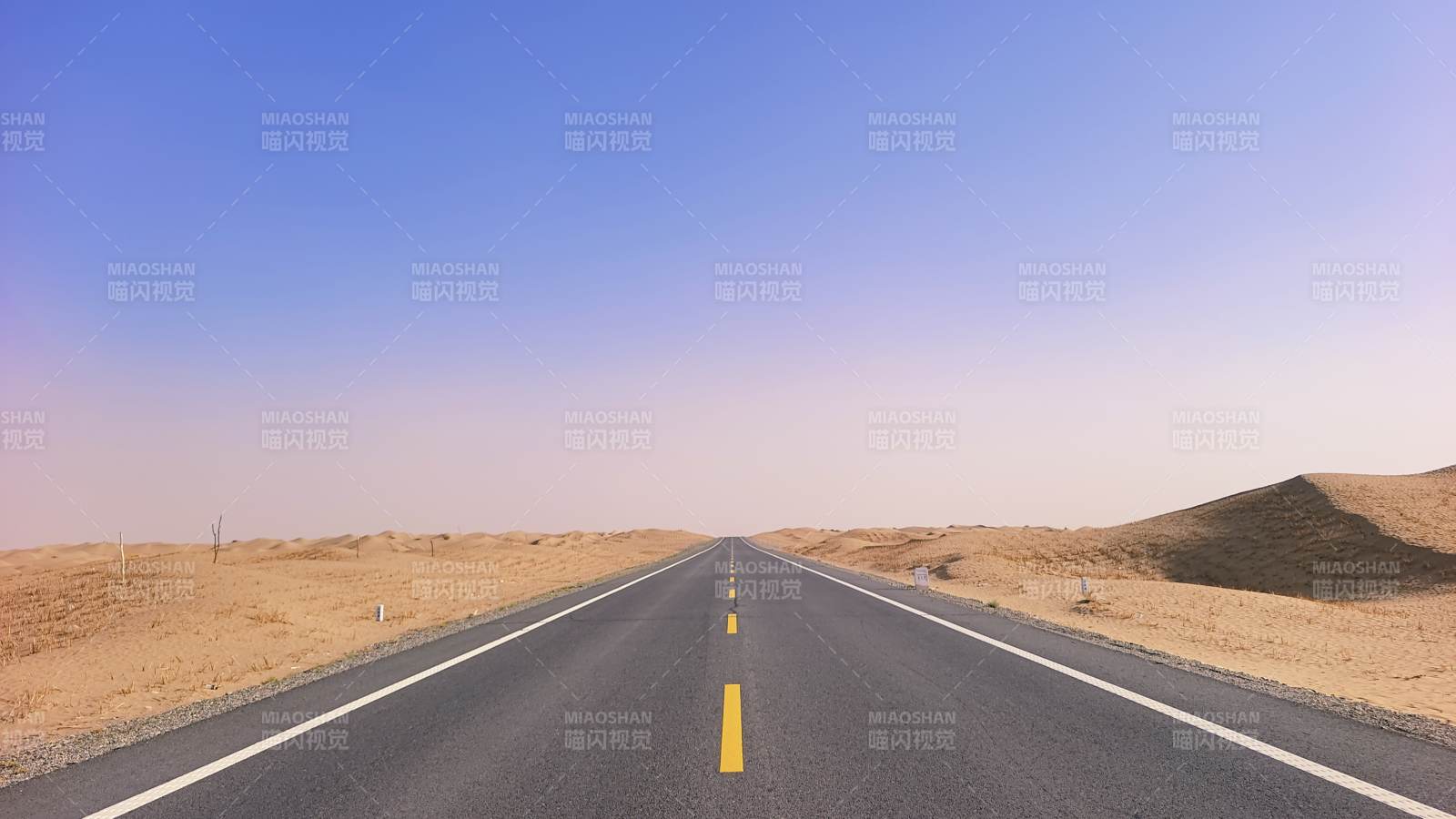 新疆荒漠公路延伸远方图片