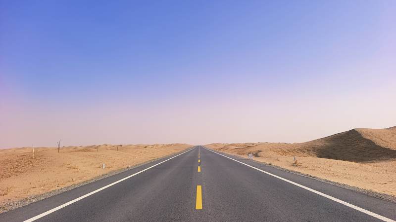 新疆荒漠公路延伸远方图片
