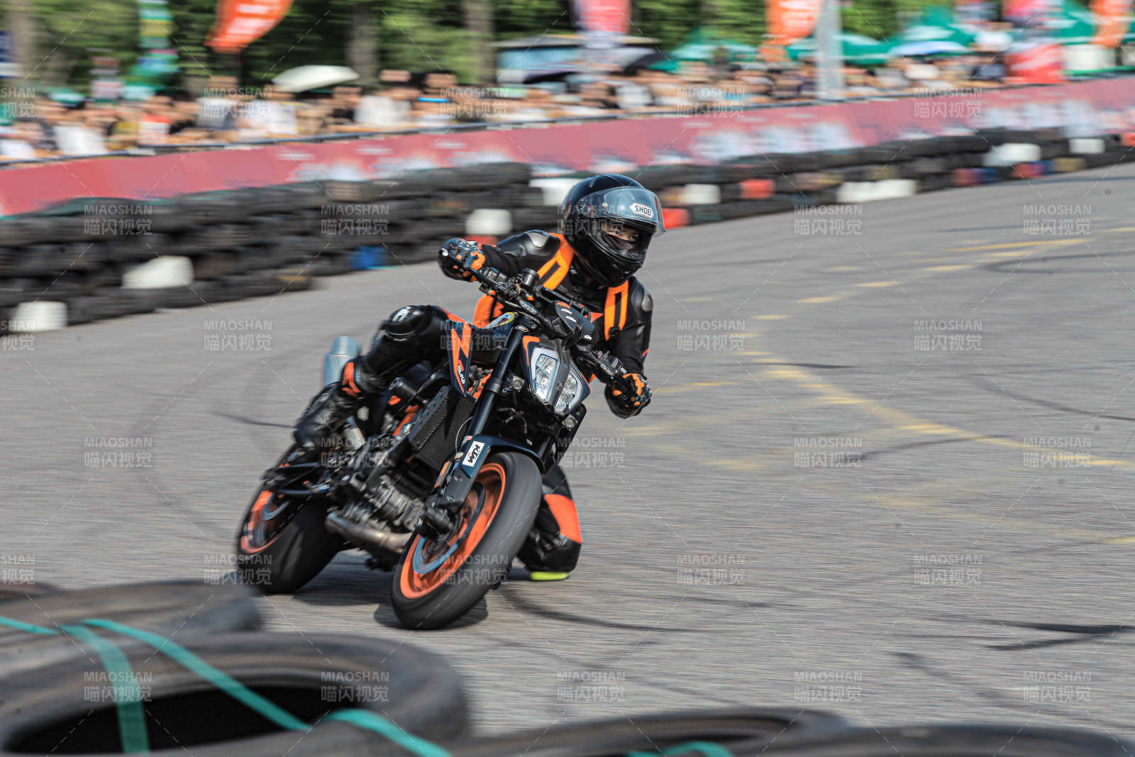 赛车手疾驰赛道图片