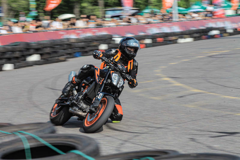 赛车手疾驰赛道图片