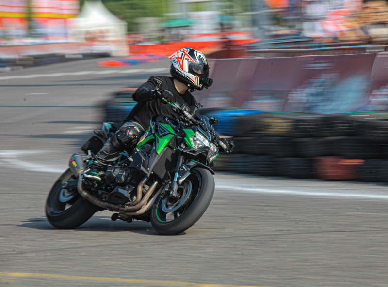 赛车手疾驰赛道图片