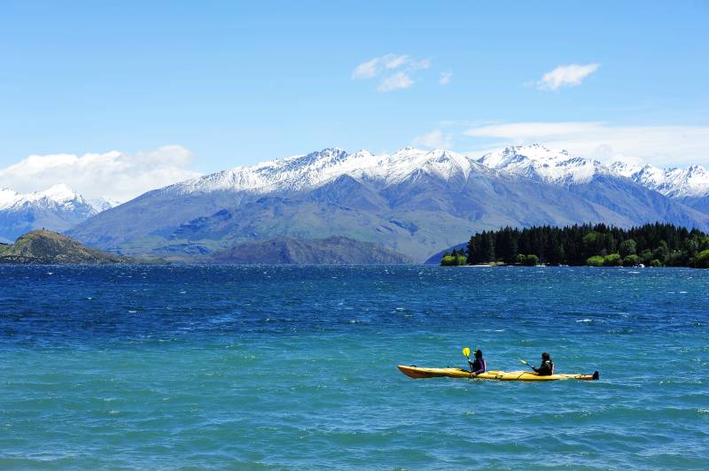 新西兰湖光山色划艇行图片
