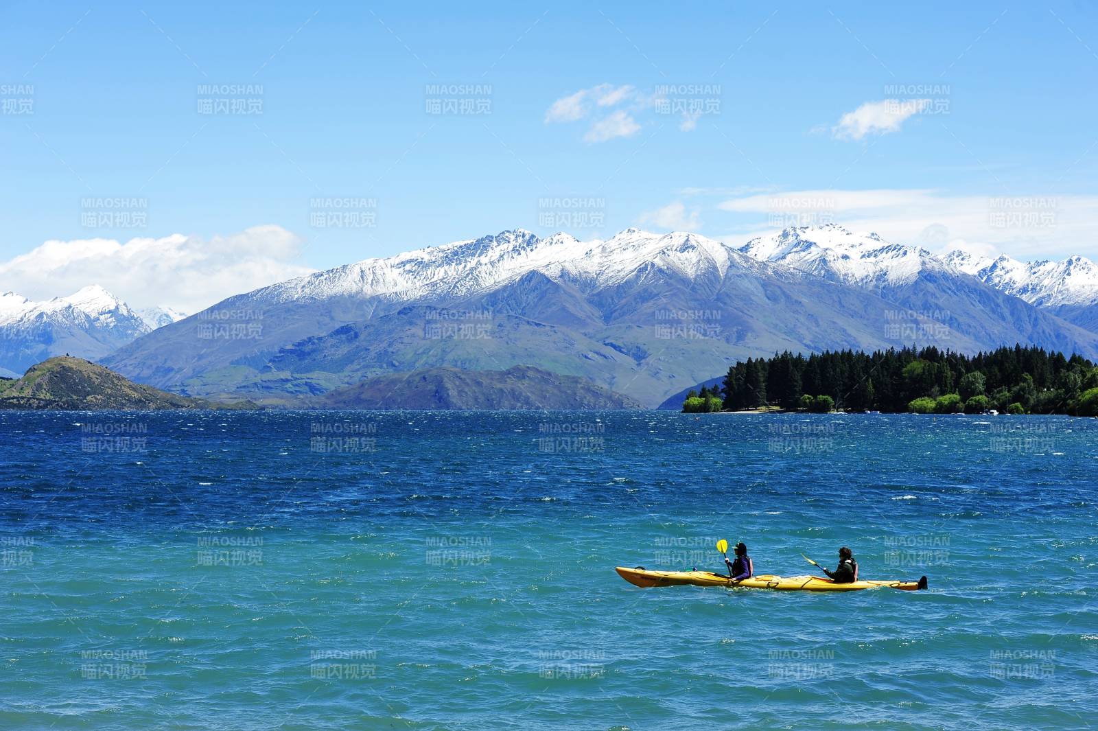 新西兰湖光山色划艇行图片