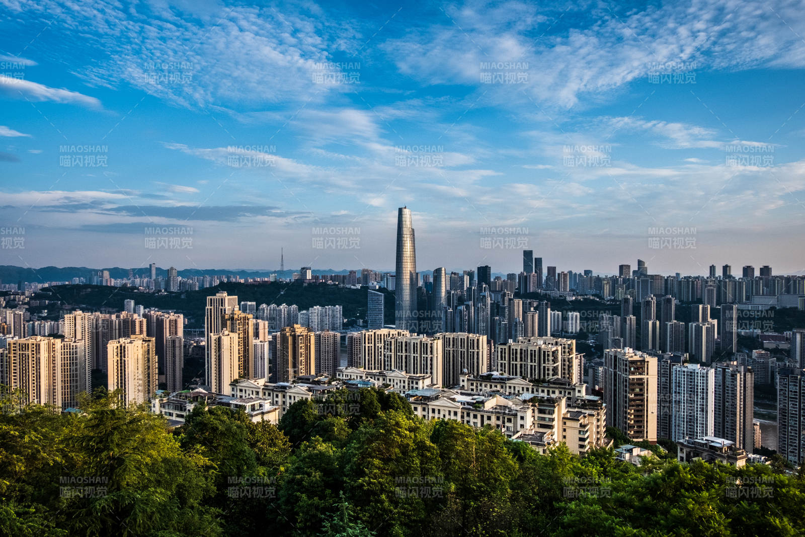 城市天际线美景（重庆陆海国际中心）图片