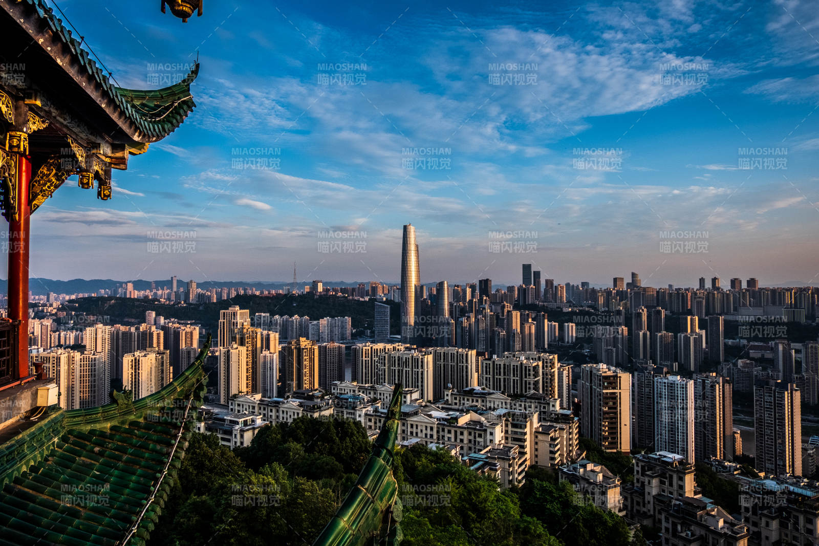 城市天际线美景（鸿恩阁与陆海国际中心）图片