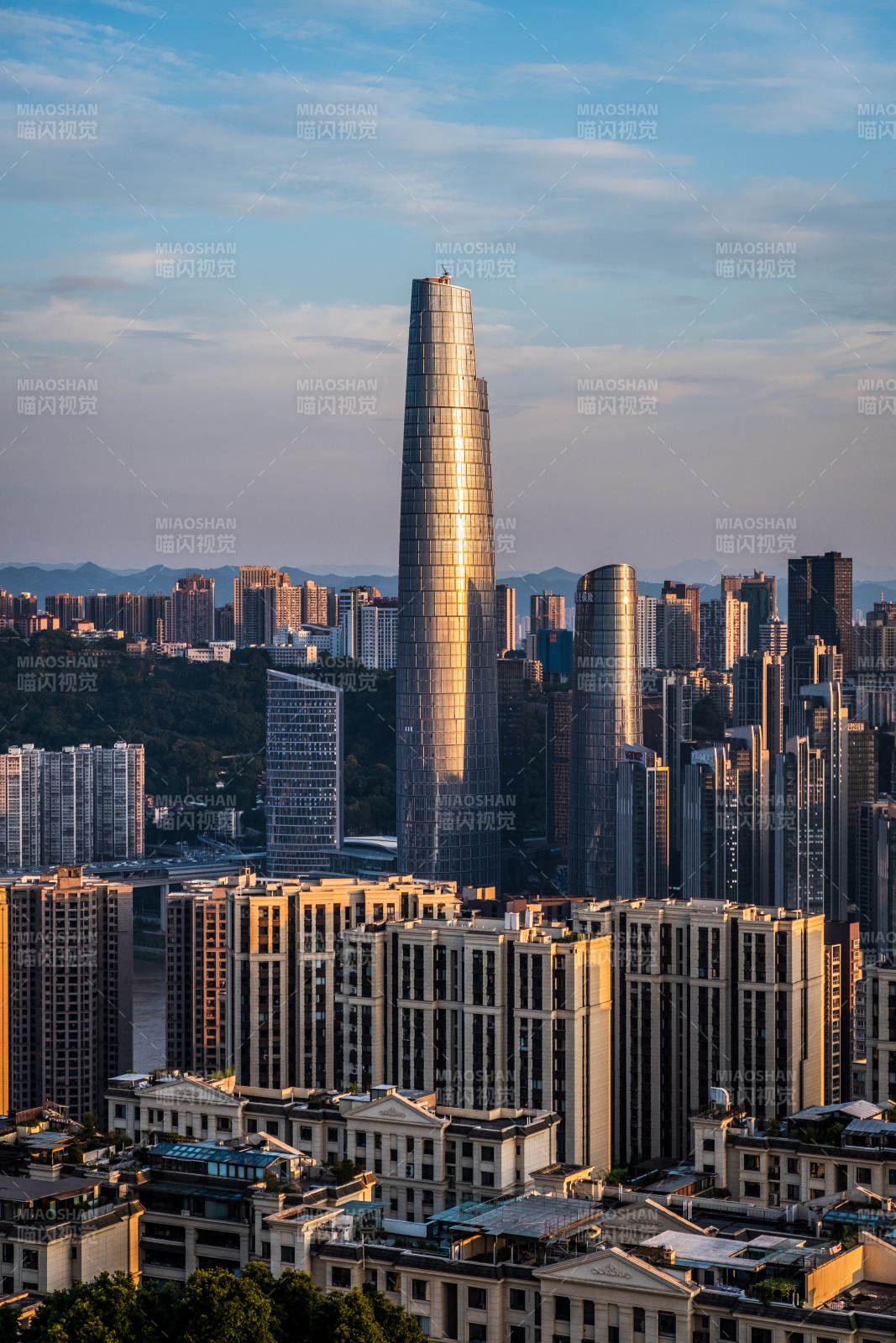 城市天际线 高楼林立（重庆陆海国际中心）图片