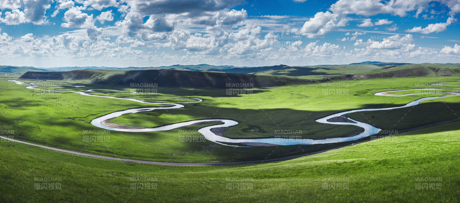 蜿蜒河流绿野间    莫日格勒河图片