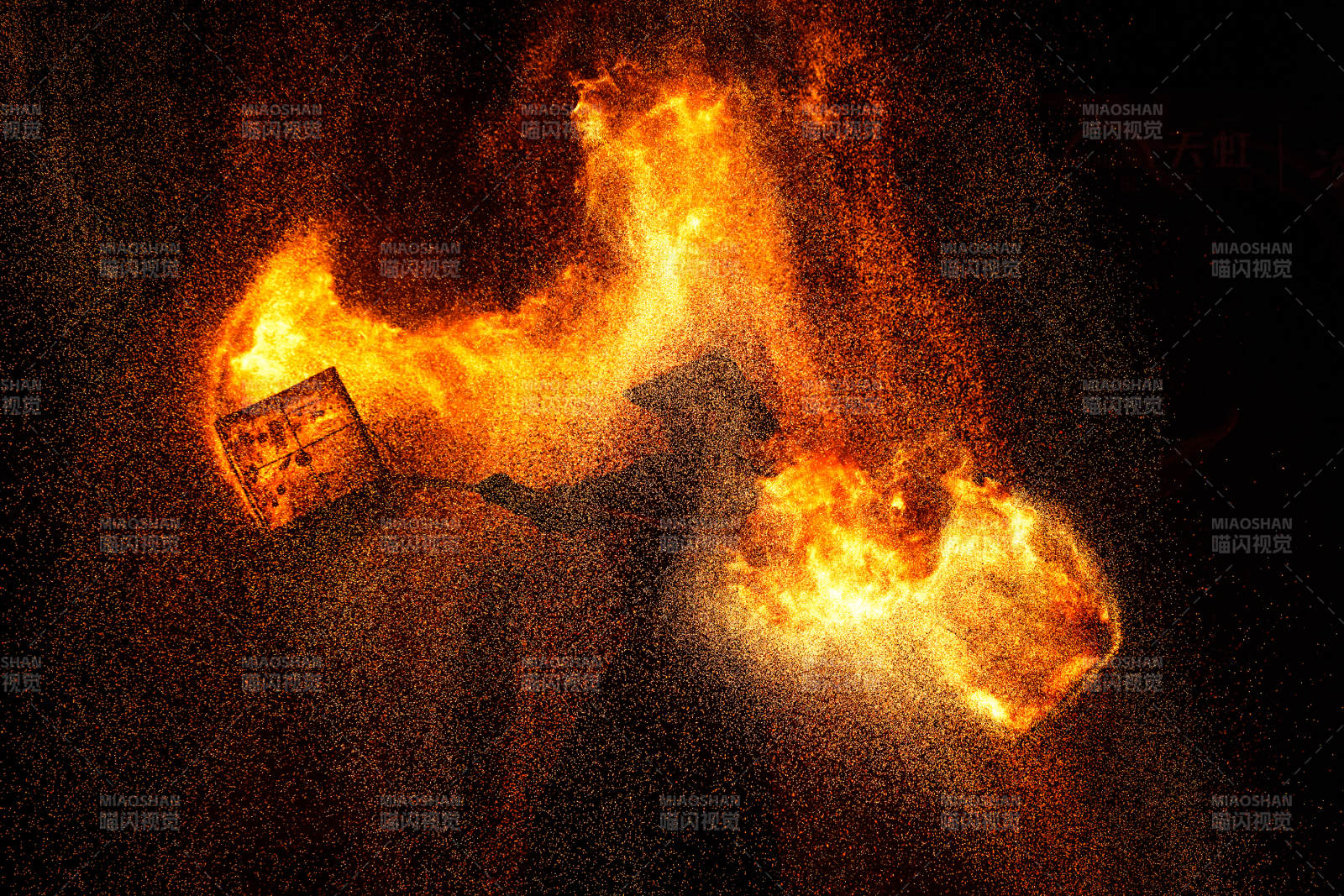 烈焰中的身影--非遗火壶表演图片