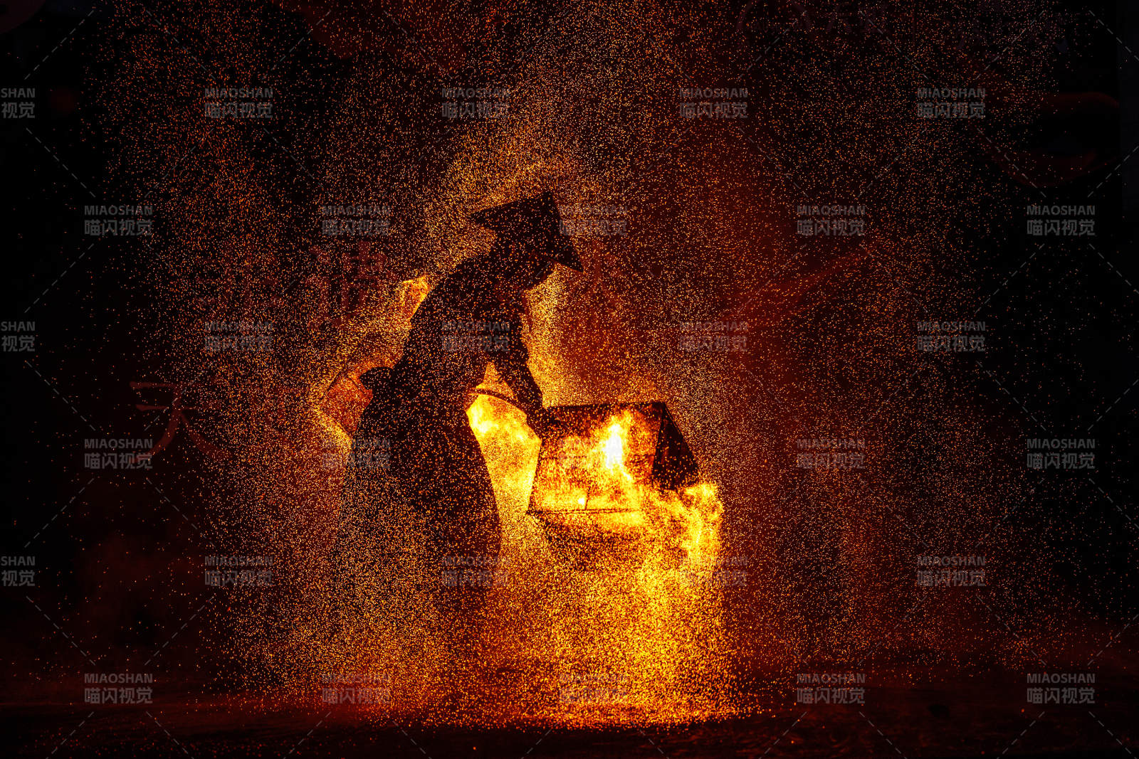 火光中的剪影--非遗火壶表演图片