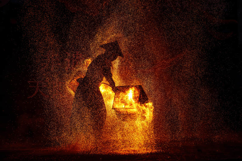 火光中的剪影--非遗火壶表演图片