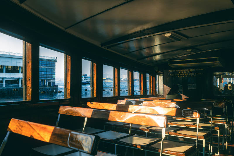 船舱内的温暖阳光图片