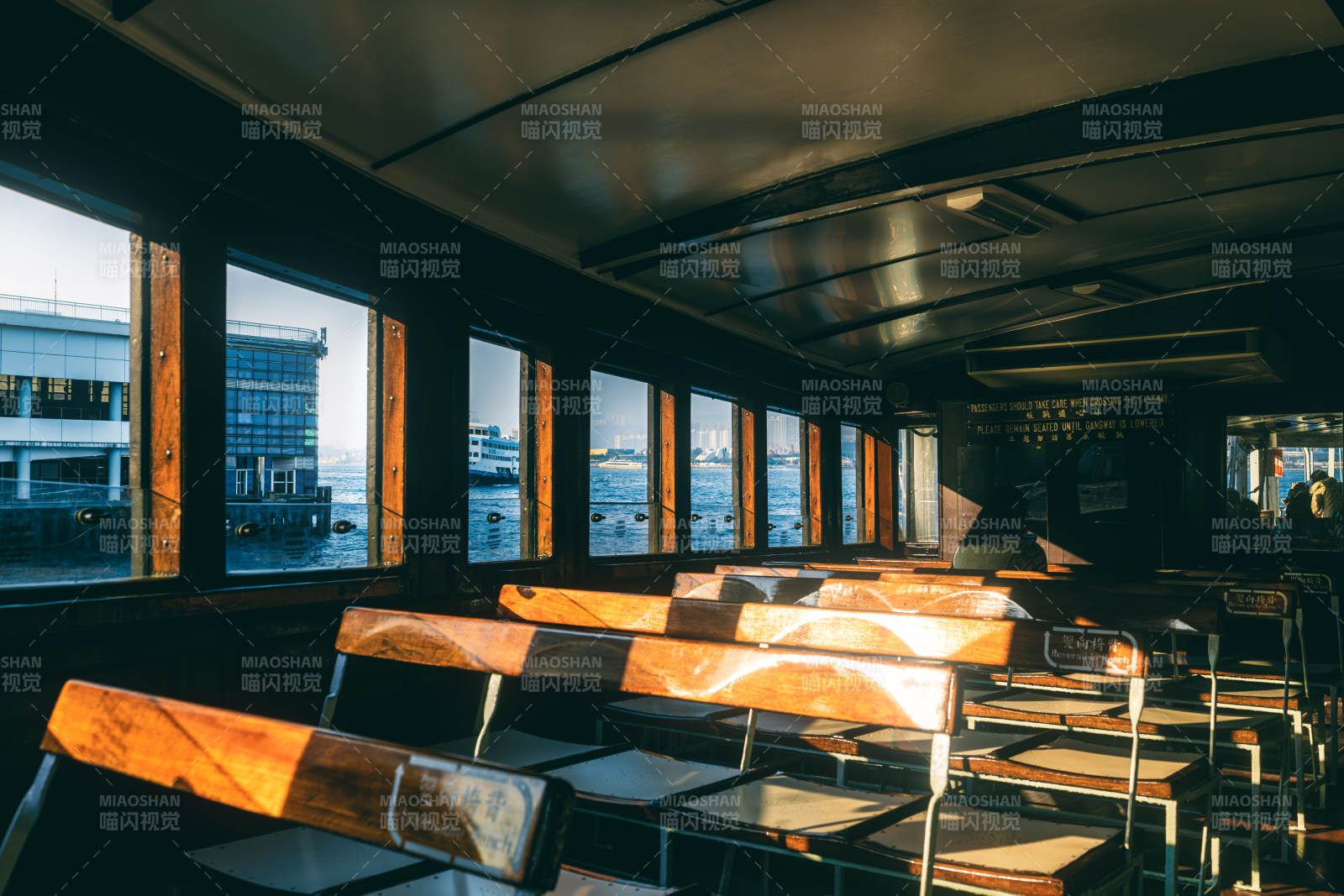 船舱内的温暖阳光图片