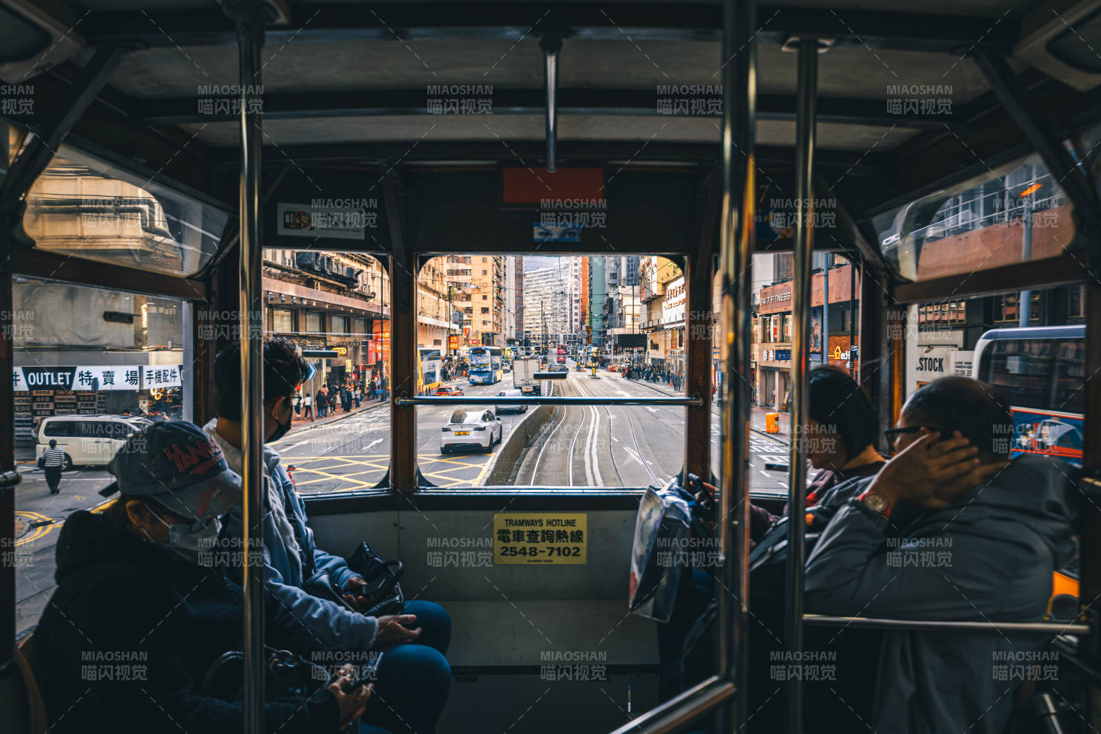 香港城市电车内的日常图片