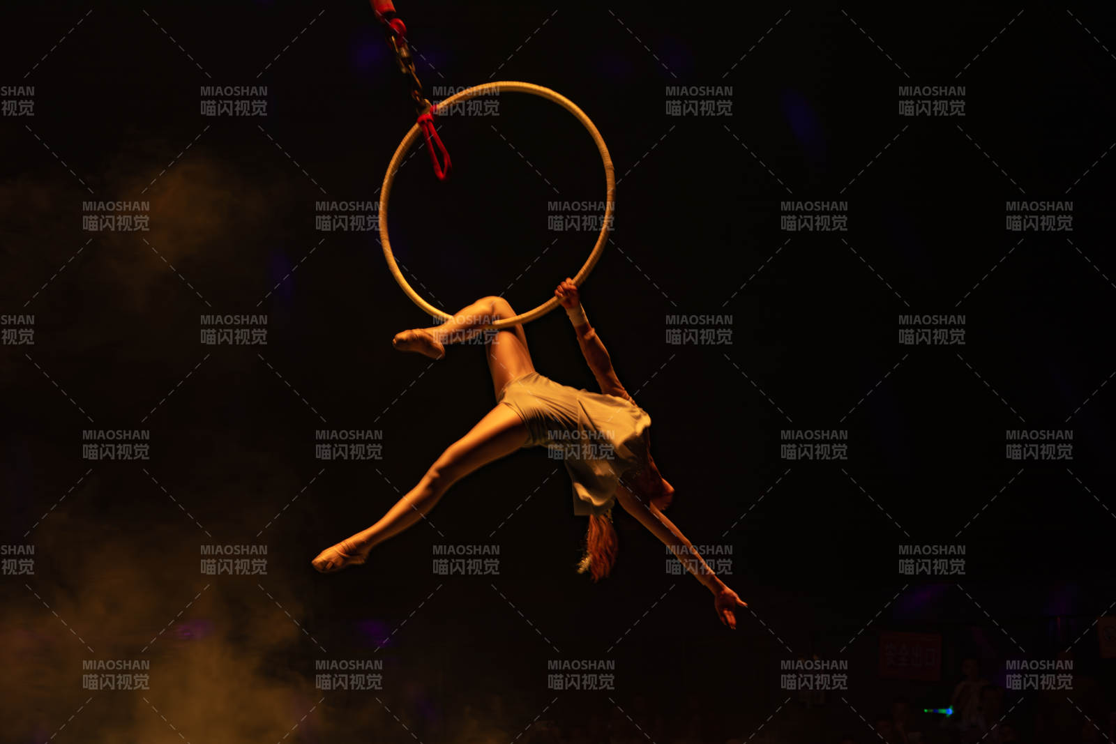 空中杂技表演图片