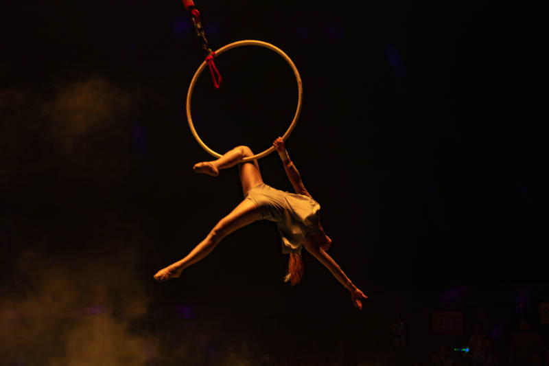 空中杂技表演图片