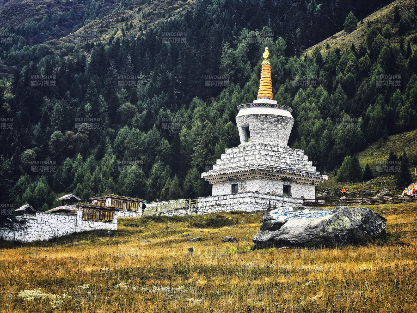 四姑娘山山间白塔静谧景图片