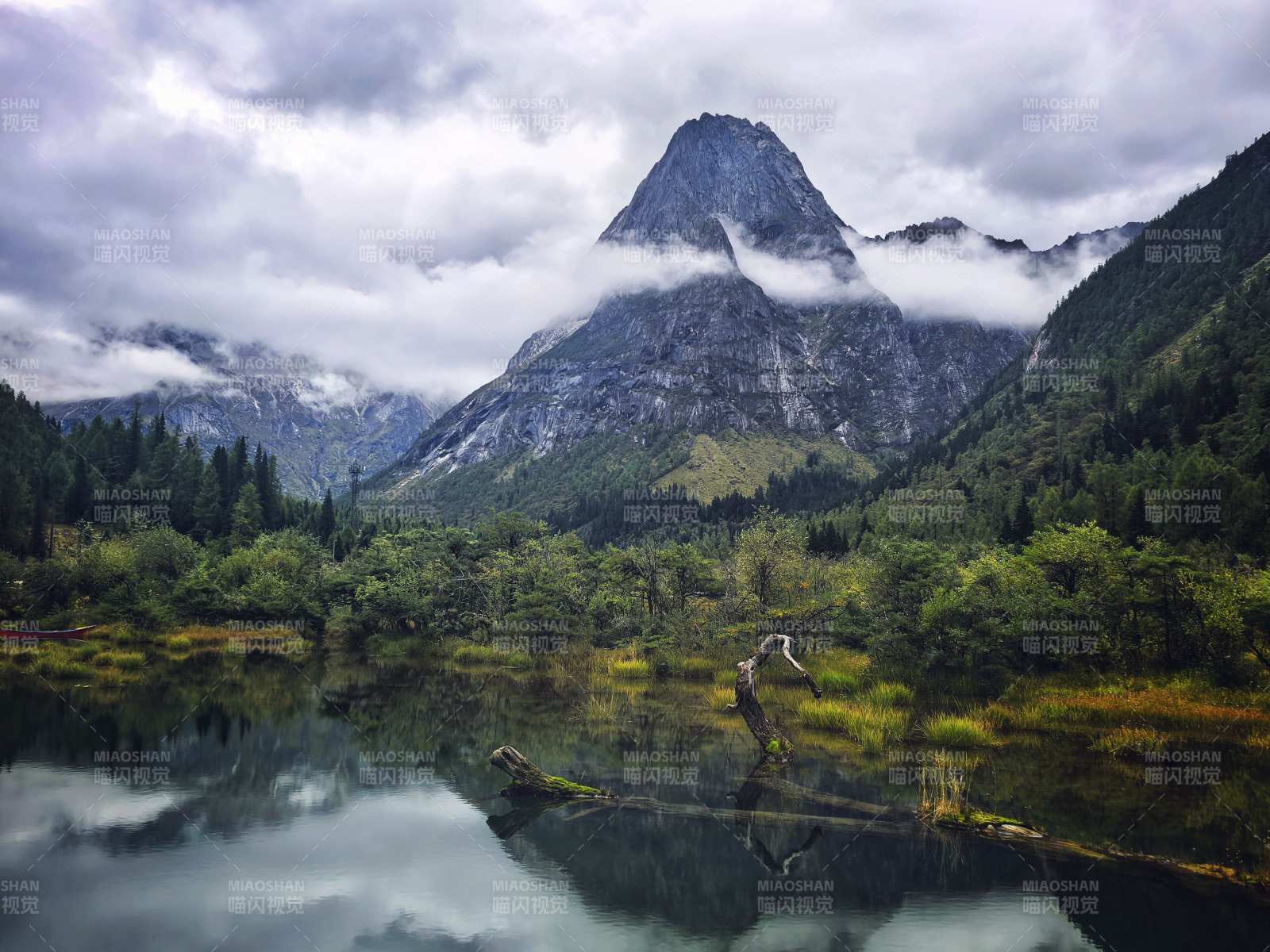 四姑娘山 山湖倒影 云雾缭绕图片