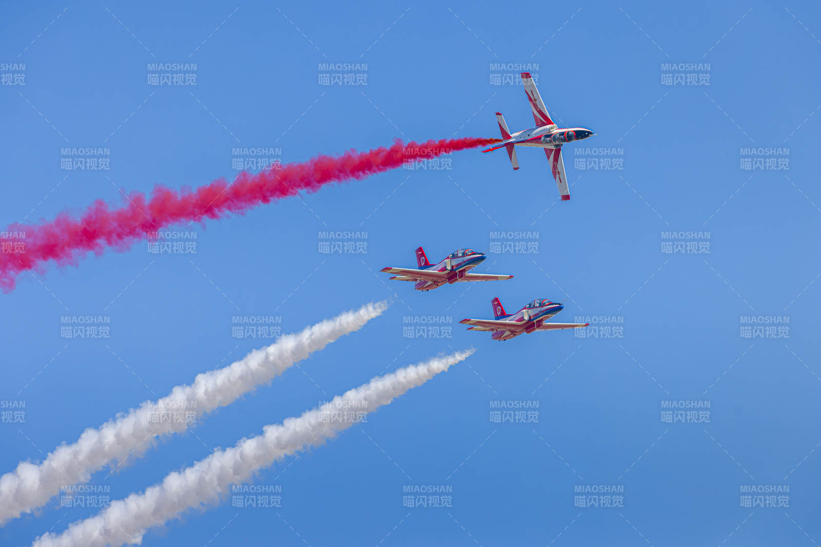 蓝天炫舞 彩烟划空图片