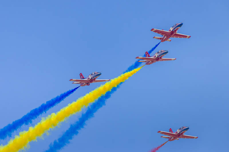 彩烟飞舞 战机翱翔图片