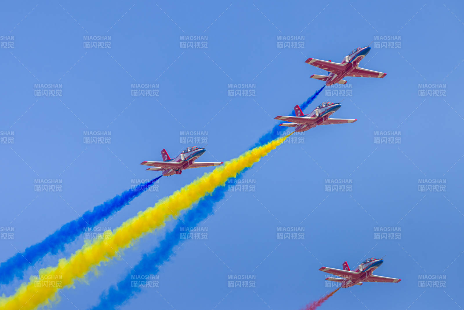 彩烟飞舞 战机翱翔图片